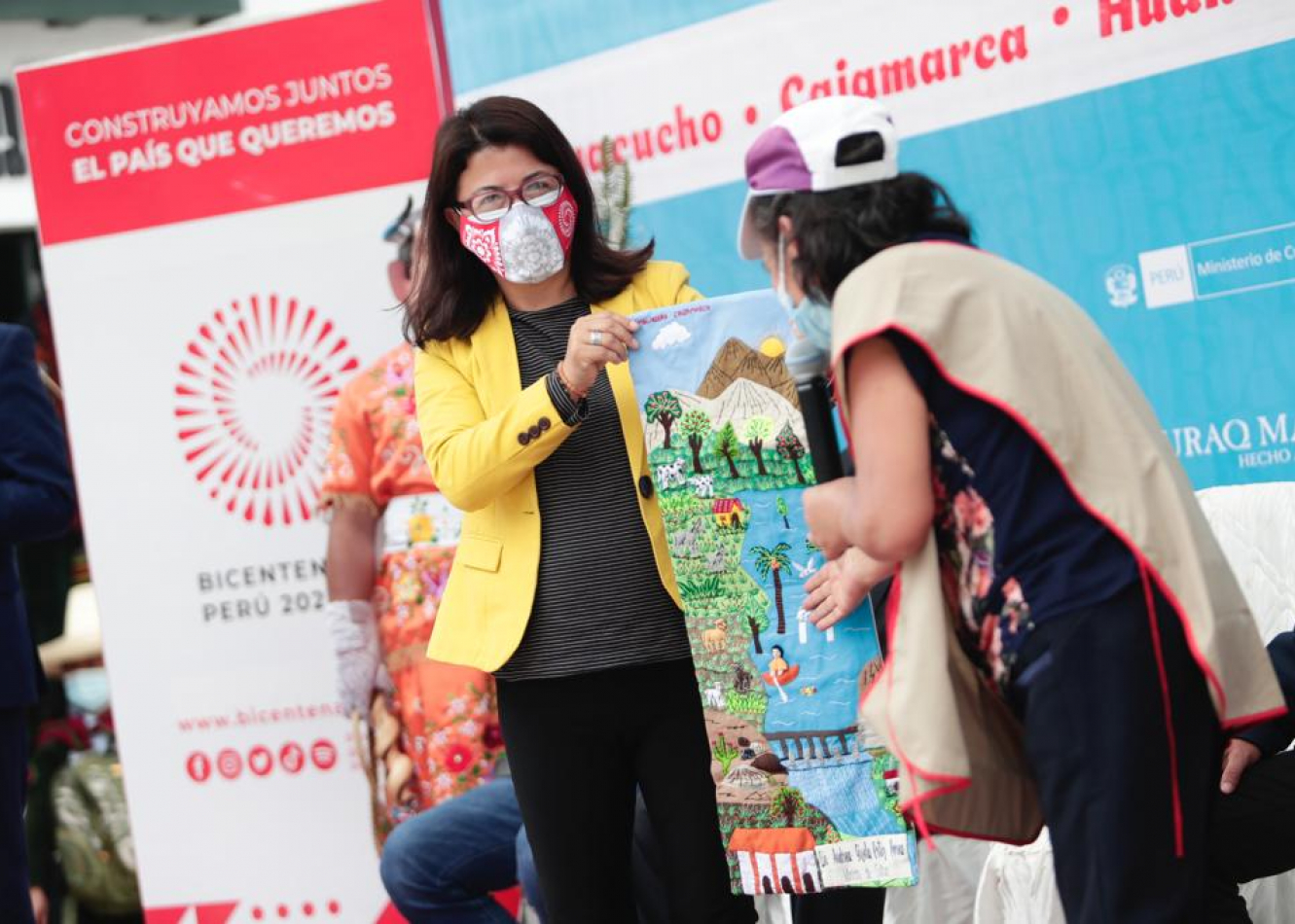 La Ministra de Cultura, Gisela Ortiz, inauguró hoy Ruraq maki, hecho a mano en Cajamarca