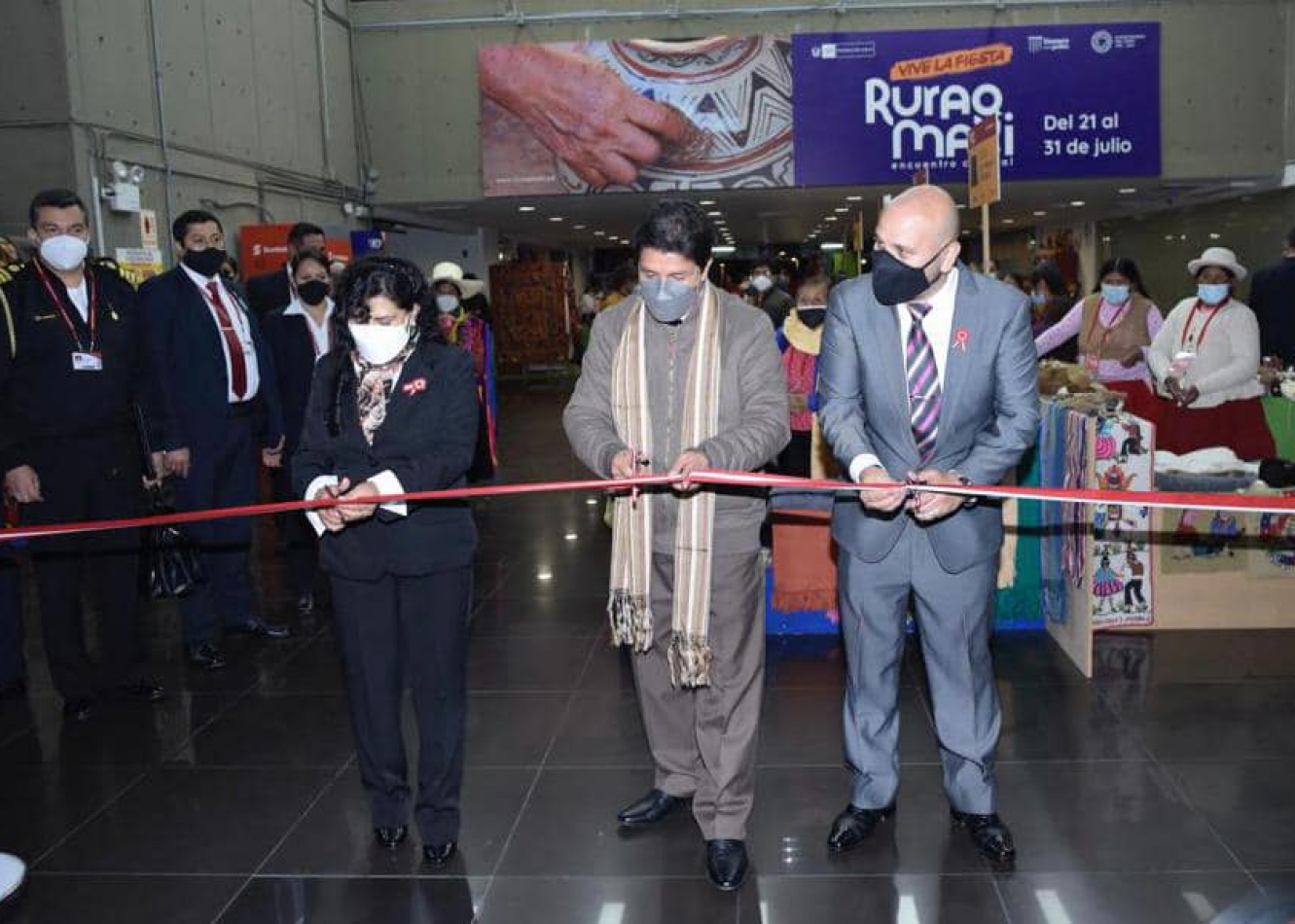 Inauguración exposición venta Ruraq maki, hecho a mano