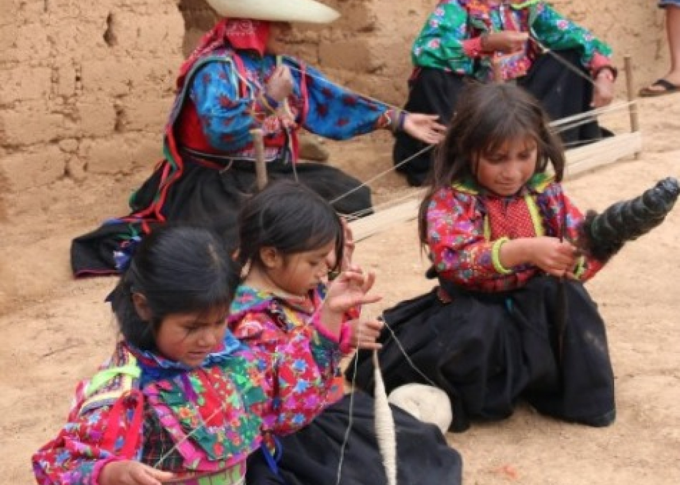 Artistas tradicionales de la Asociación Mujeres Creativas y Emprendedoras de Inkawasi, enseñan la técnica del hilado a mano a las nuevas generaciones. (Ferreñafe, Lambayeque)