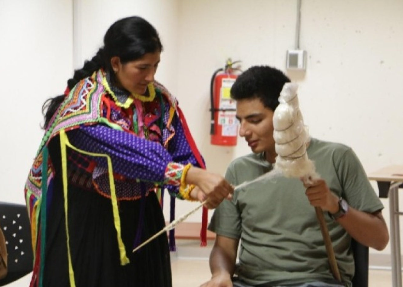 Ana Cecilia Manayay, artista de la Asociación de Mujeres Creativas y Emprendedoras de Inkawasi, enseñando la técnica del hilado a mano. Taller de hilado a mano en el 2019.