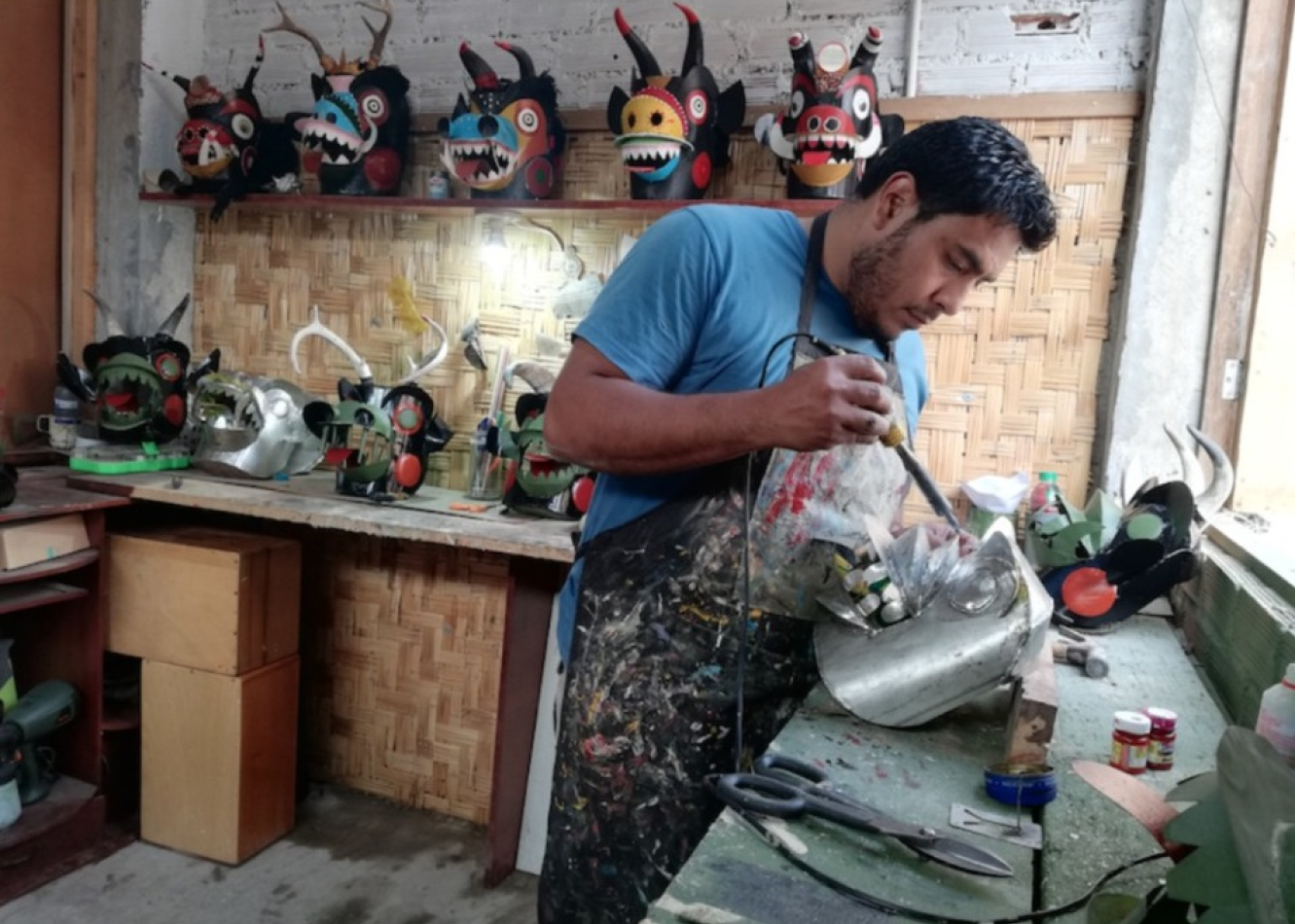 Martín Granados es un exponente de la hojalatería del norte del Perú, propiamente del departamento de Lambayeque. Donde produce magníficas máscaras de los Diablitos de Túcume, gracias a la tradición de la hojalatería que mantiene vigente en su taller. Taller Martín Granados Visita nuestro catálogo virtual en https://martingranados.ruraqmaki.pe/