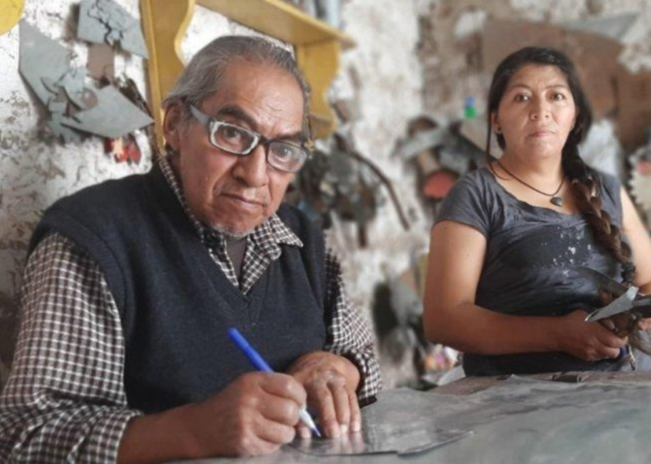 Lucy Araujo es una maestra hojalatera en Ayacucho – Huamanga, heredó esta tradición artística de su padre Teófilo Araujo. Taller Sumaq Urpi Araujo Visita nuestro catálogo virtual en: https://sumaqurpiaraujo.ruraqmaki.pe/