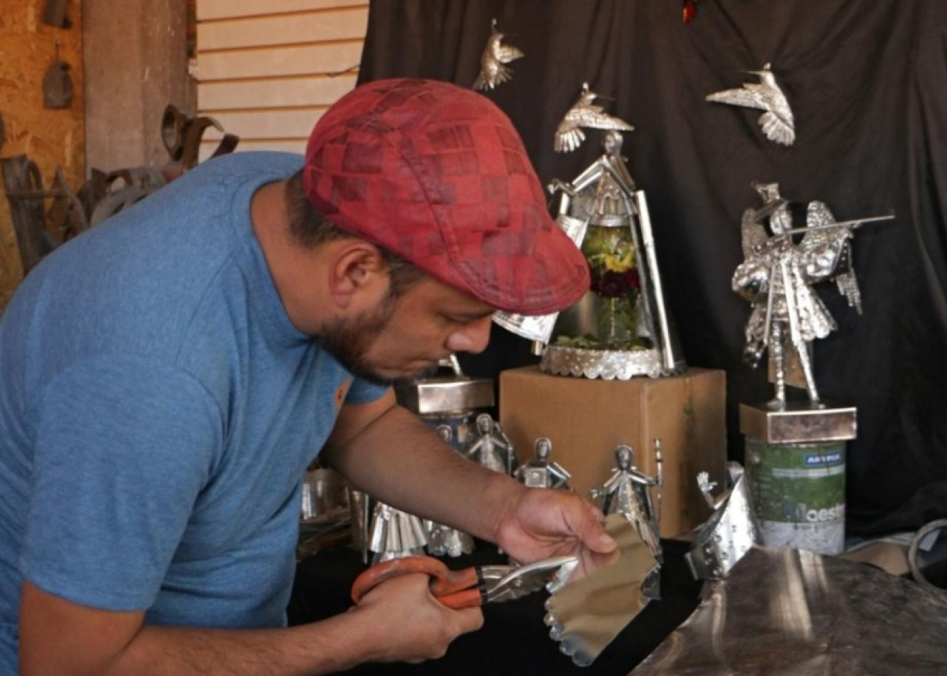 Pachacutec Huamán, maestro hojalatero cusqueño, aprendió del legado de su padre Heber Huamán Altamirano, escultor y maestro herrero. Taller Pachacutec Huamán Visita nuestro catálogo virtual en https://pachacutechuaman.ruraqmaki.pe/