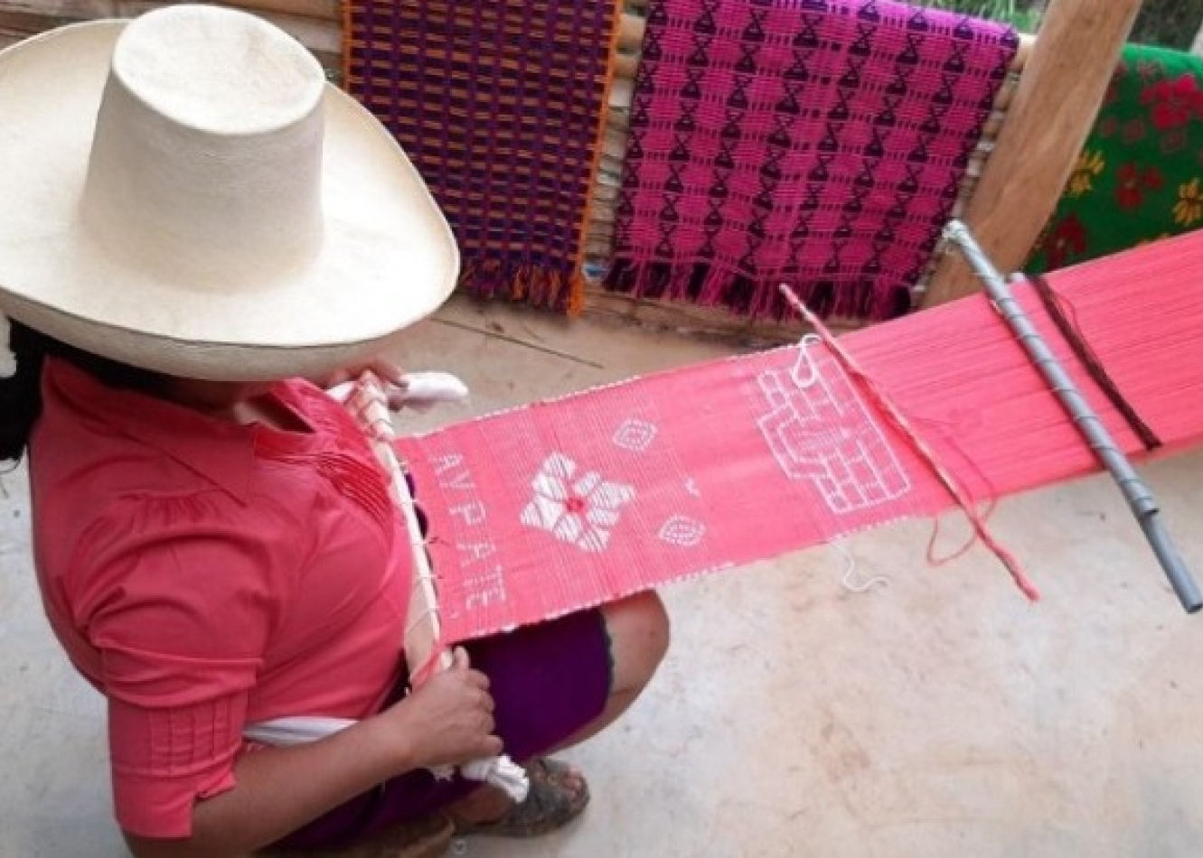 ¿Sabías que el Qhapaq Ñan o Sistema Vial Andino es una red de caminos construida en tiempos prehispánicos que sirvió como principal medio de comunicación e integración para diversas poblaciones del Tawantinsuyo?  Conocido también como Gran Camino Inca, está red vial se extendía por más de 24,000 kilómetros a través de Perú, Ecuador, Bolivia, Chile, Argentina y Colombia. Estaba constituido por un complejo sistema de caminos que durante el siglo XV los incas unificaron y construyeron como parte de un gran pro