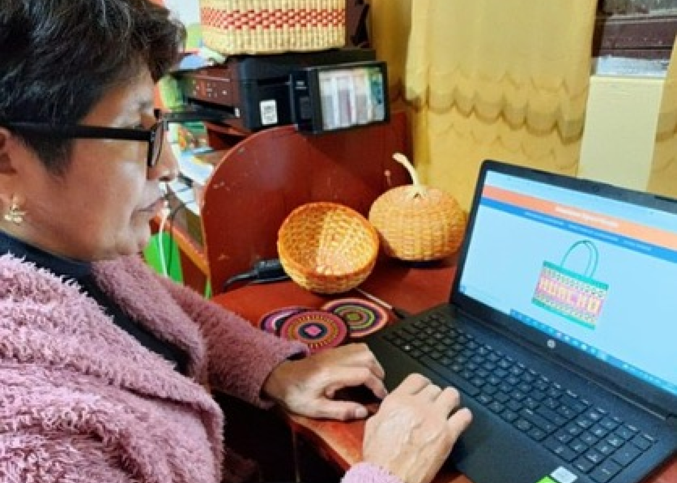 Uso de redes sociales y página web